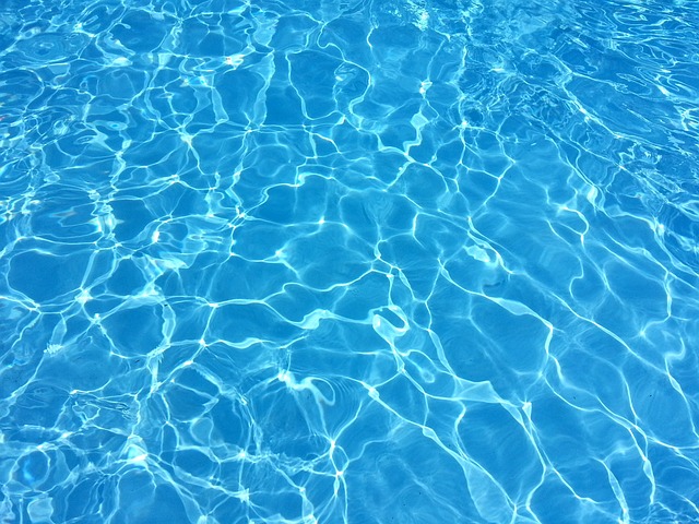průzračná voda v bazénu