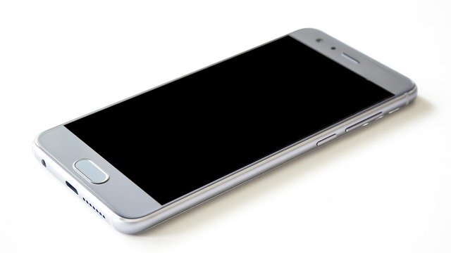 stříbrný mobil